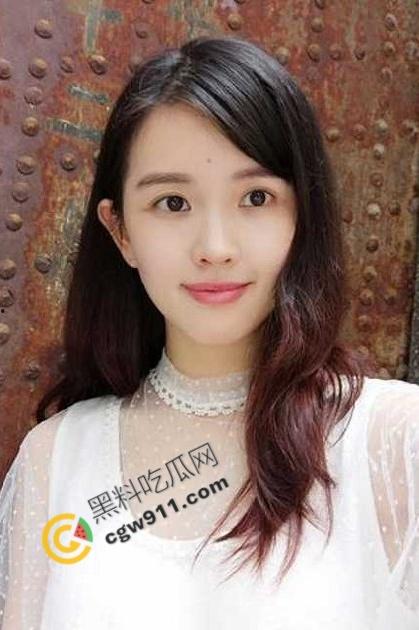 海角大神姐弟乱伦!姐姐收拾房间,弟弟的硬肉棒对着肥美的翘臀疯狂输出,姐姐潮喷不止!