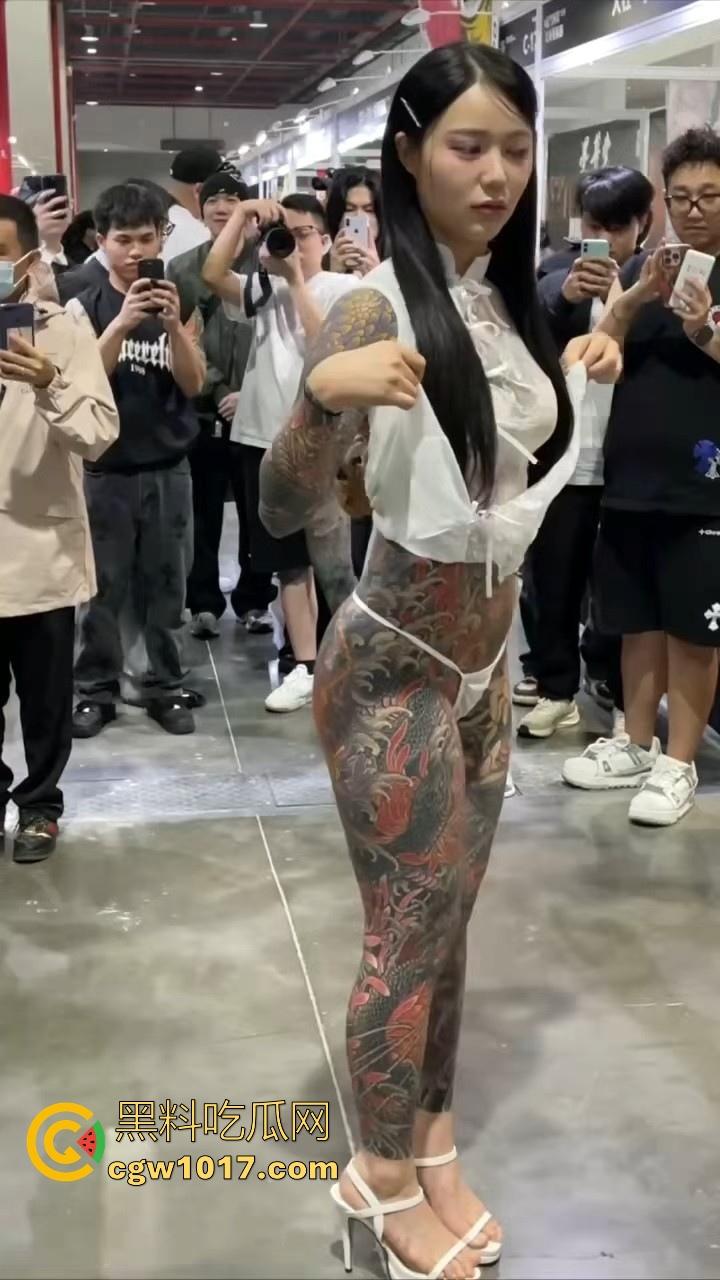 好女孩全覆盖 ？全身纹满阴唇边也是，人体活招牌，看着就有感觉的符文战士，她真的想给我们看全部！