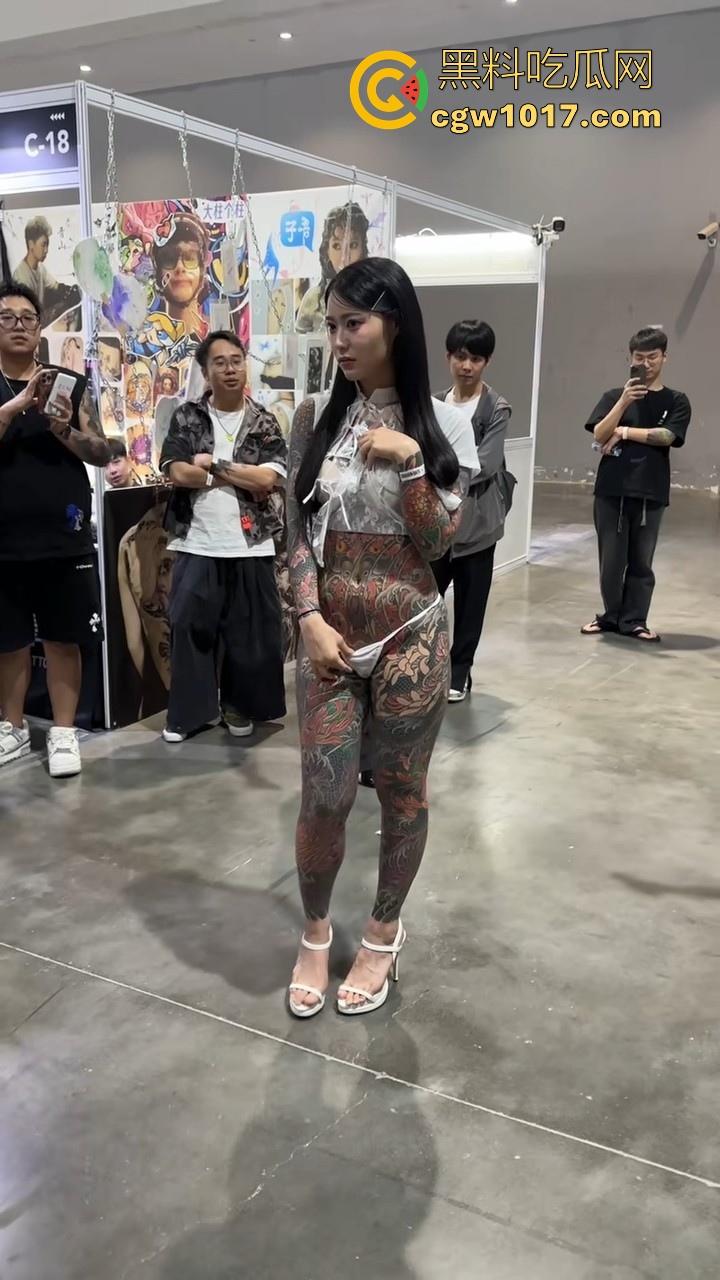 好女孩全覆盖 ?全身纹满阴唇边也是,人体活招牌,看着就有感觉的符文战士,她真的想给我们看全部!