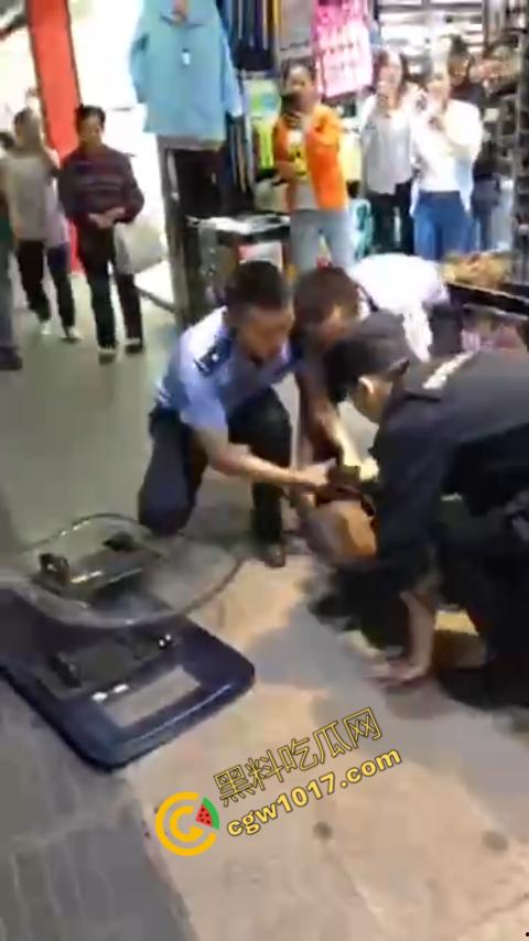 广州大街惊魂时刻:男子持刀疯狂输出,警察无奈拔枪射击,鲜血四溅,万人围观,刀客终于倒下!