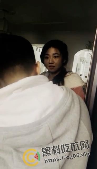 年度捉奸TOP1!满地套套和情趣内衣 女子见到老公还笑 真是不要脸