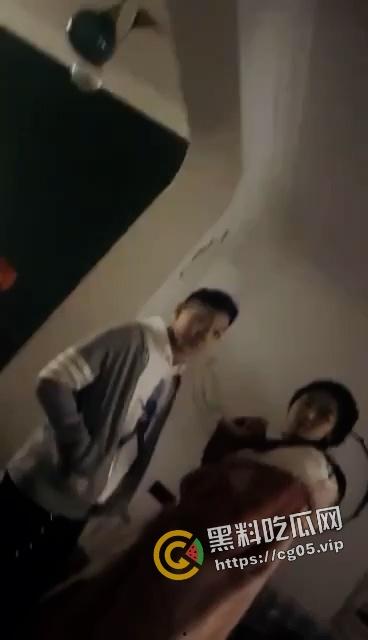 年度捉奸TOP1!满地套套和情趣内衣 女子见到老公还笑 真是不要脸