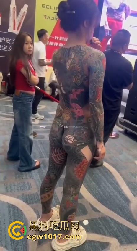 好女孩全覆盖 ?全身纹满阴唇边也是,人体活招牌,看着就有感觉的符文战士,她真的想给我们看全部!