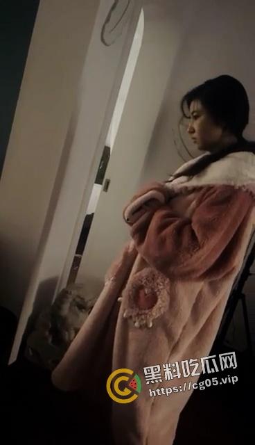 年度捉奸TOP1!满地套套和情趣内衣 女子见到老公还笑 真是不要脸