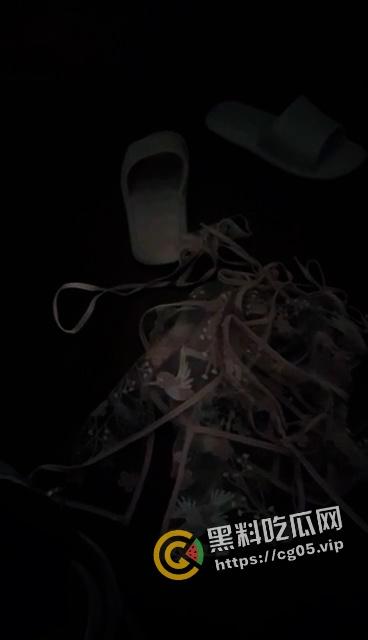 年度捉奸TOP1!满地套套和情趣内衣 女子见到老公还笑 真是不要脸