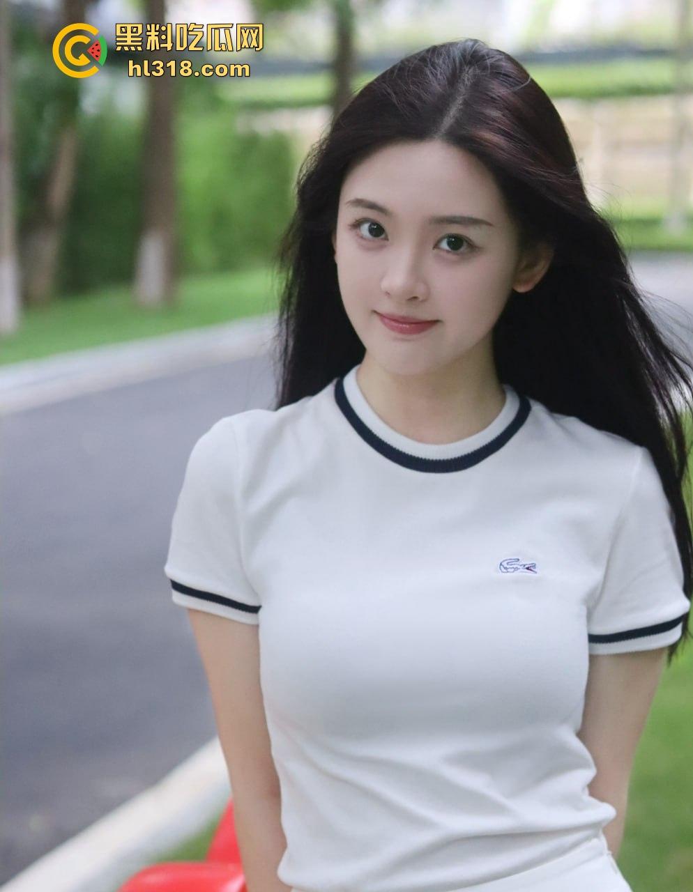 地铁惊现饥渴情侣，清纯女主用鲜花遮盖让男主摸了一路奶子，看这个丝滑程度应该是没有穿内衣！