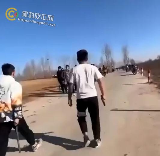 精神小伙战斗合集来了 国产小年轻群殴堪比古惑仔 现在的年轻人动起手真是不知道轻重