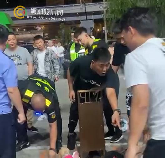 精神小伙战斗合集来了 国产小年轻群殴堪比古惑仔 现在的年轻人动起手真是不知道轻重