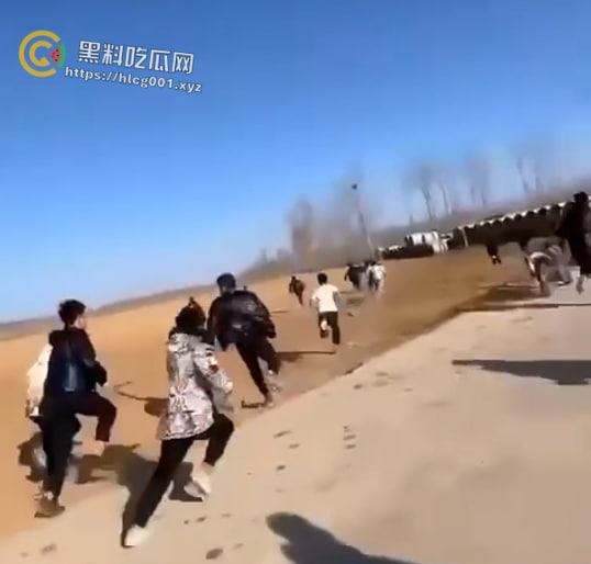 精神小伙战斗合集来了 国产小年轻群殴堪比古惑仔 现在的年轻人动起手真是不知道轻重