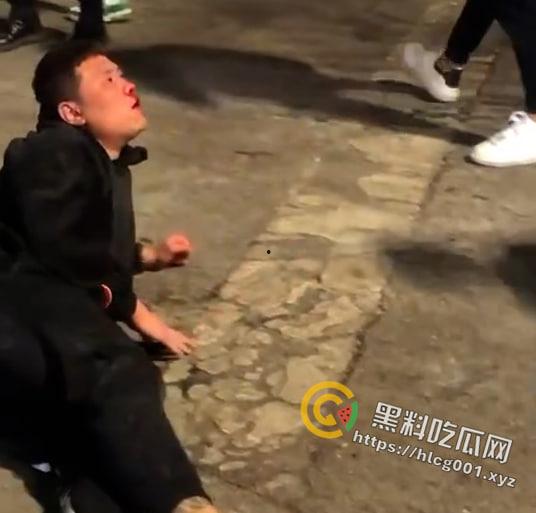 精神小伙战斗合集来了 国产小年轻群殴堪比古惑仔 现在的年轻人动起手真是不知道轻重