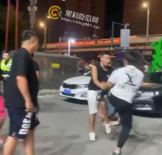 精神小伙战斗合集来了 国产小年轻群殴堪比古惑仔 现在的年轻人动起手真是不知道轻重
