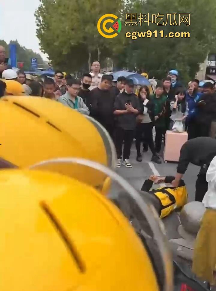 重庆大学城老女人街头醉打美团小哥，踩头踩脸侮辱，打断三根肋骨，小哥全程未还手，这大姐打完人还极其嚣张！