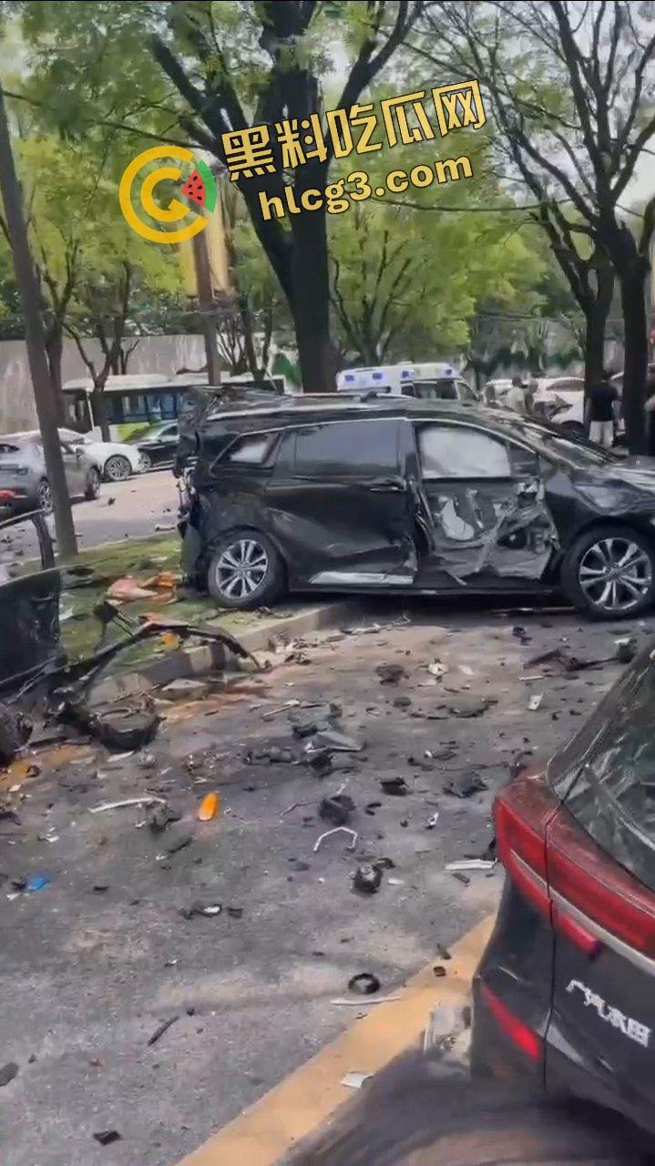 西安曲江 男司机突发疾病 车辆失控连撞多车 司机当场死亡 致4人受伤!