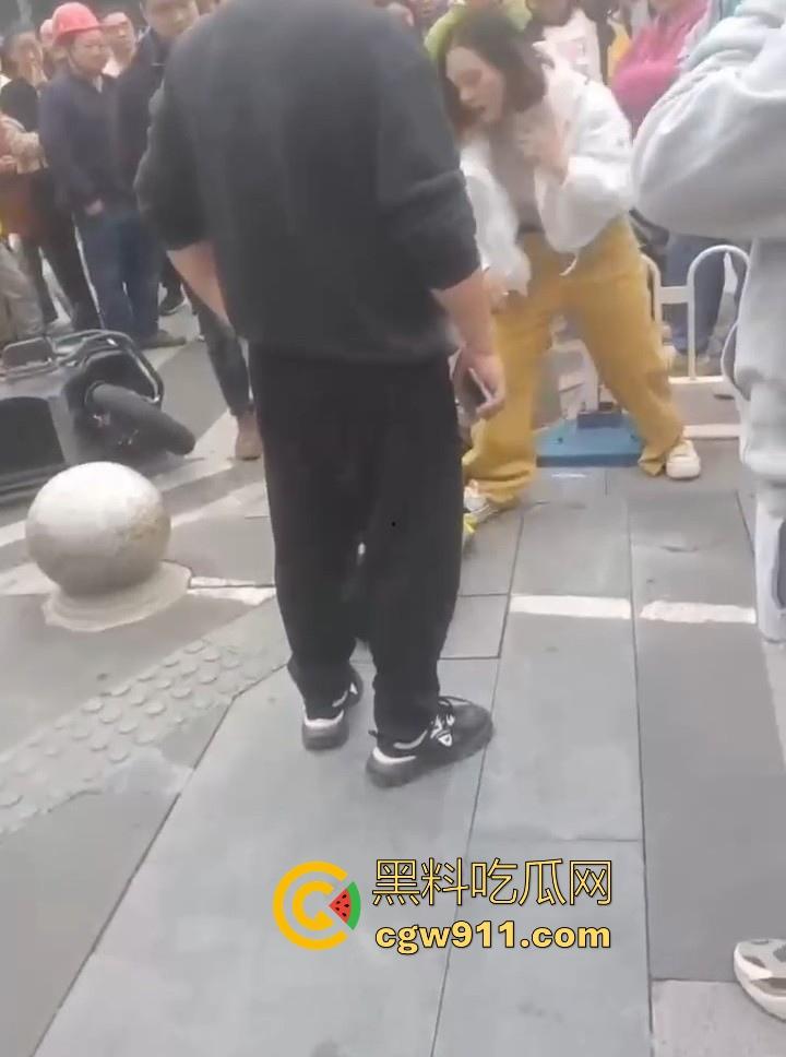 重庆大学城老女人街头醉打美团小哥,踩头踩脸侮辱,打断三根肋骨,小哥全程未还手,这大姐打完人还极其嚣张!