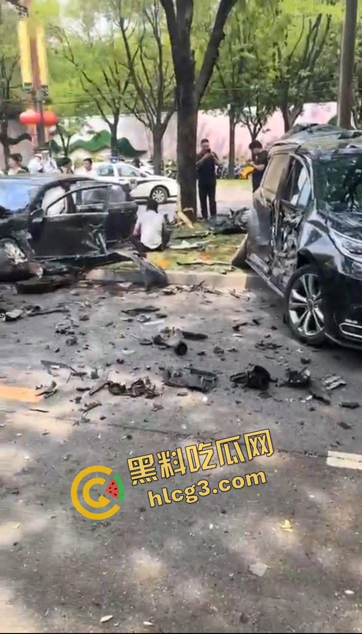 西安曲江 男司机突发疾病 车辆失控连撞多车 司机当场死亡 致4人受伤!