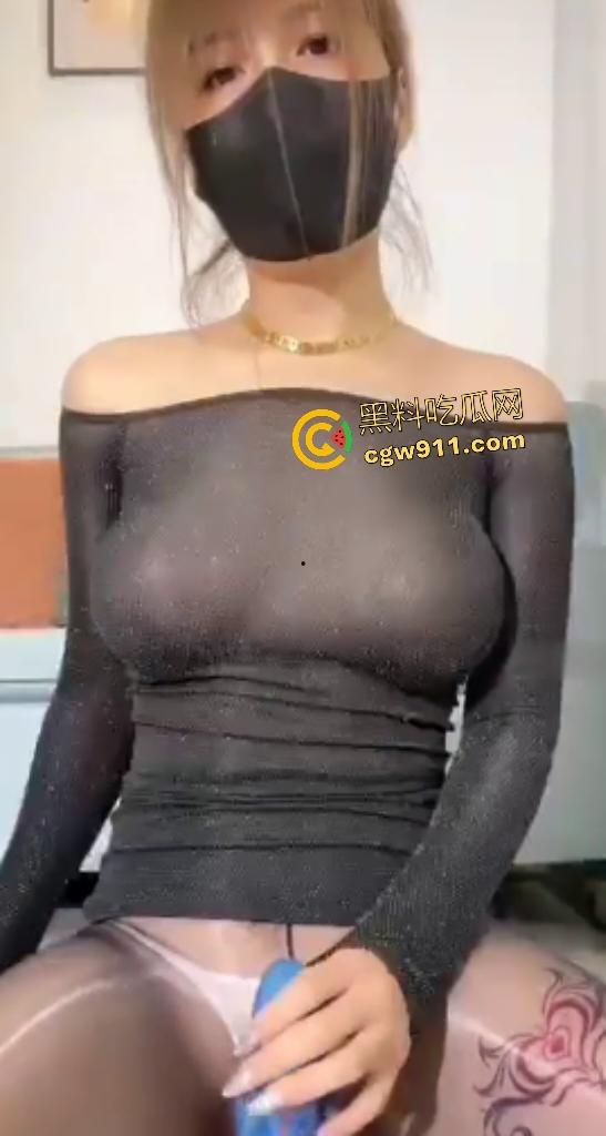 快手丝袜骚货【柚柚琪宝】黑丝诱惑,在家连体黑丝狂扭,肥臀坐假鸡巴却不插进去,诱惑粉丝勃起狂撸!