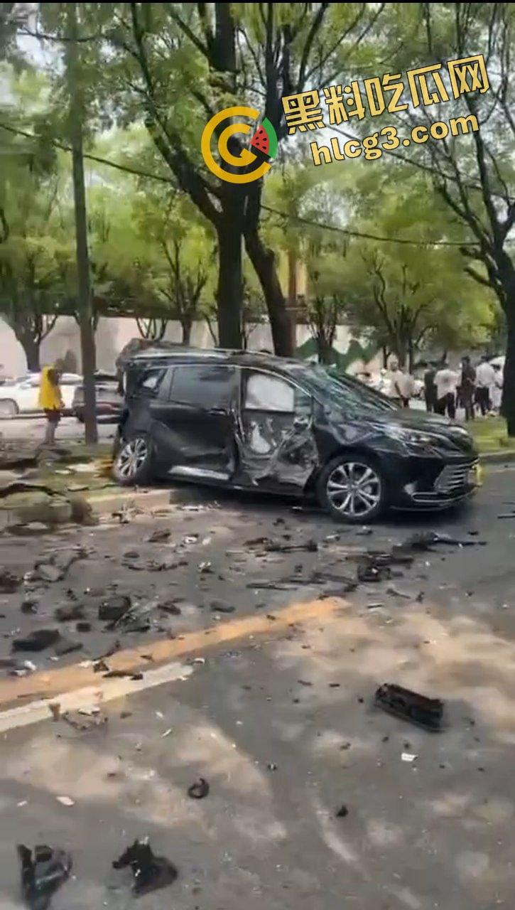 西安曲江 男司机突发疾病 车辆失控连撞多车 司机当场死亡 致4人受伤!