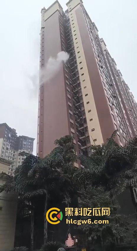 四川乐山峨眉维多利亚小区突发火灾,火灾具体什么原因引起的待确定中,出门在外一定要做好防火。