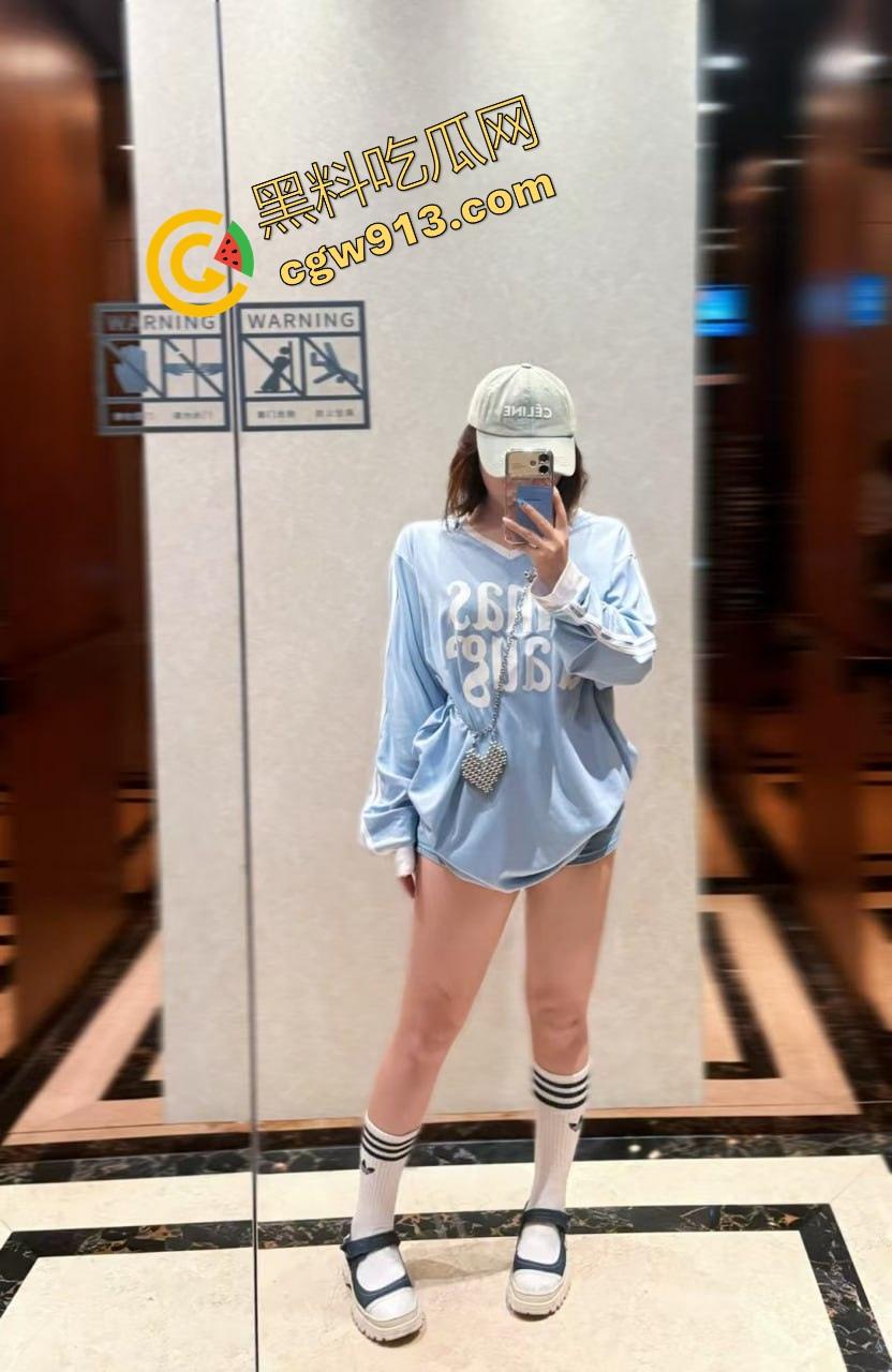 三十岁风骚已婚阿姨半夜敲我门,黑丝吊带内裤让我内射她,主动扒开骚穴让我舔,换着姿势猛干半小时!