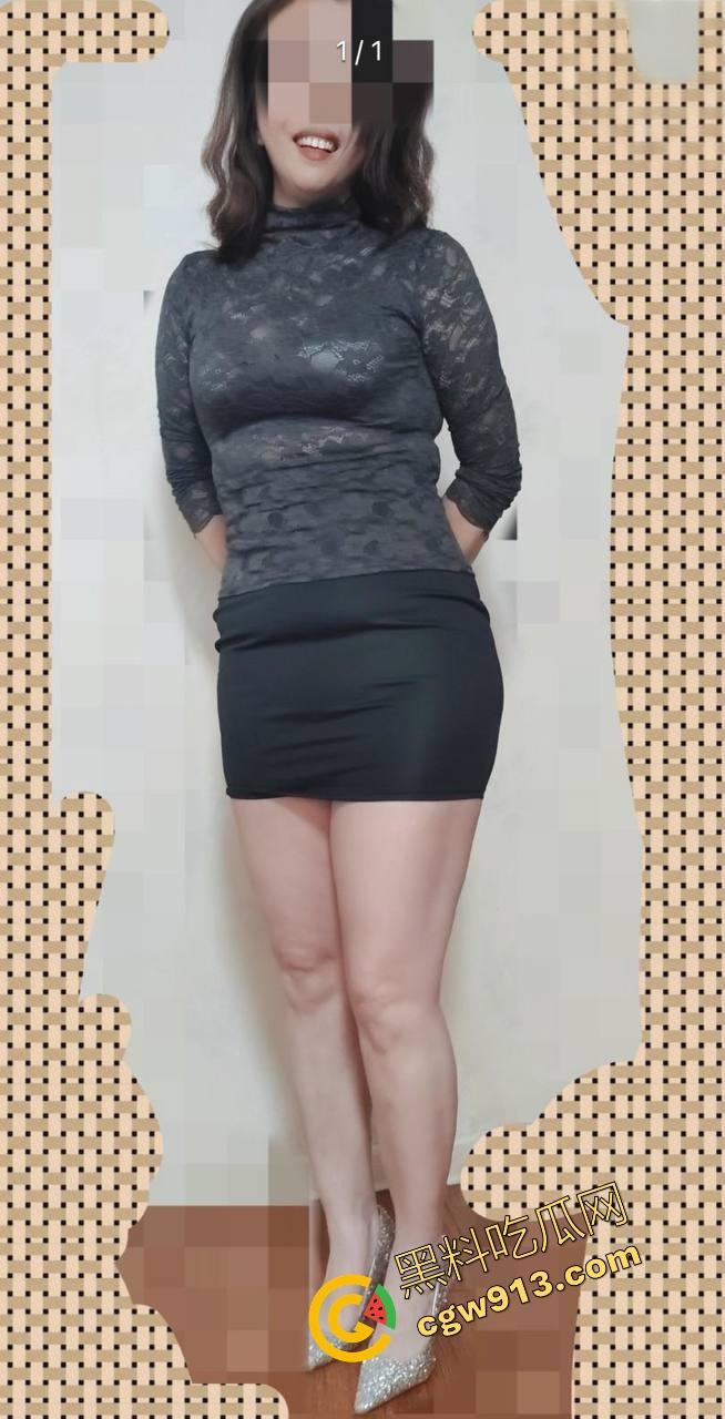 三十岁风骚已婚阿姨半夜敲我门,黑丝吊带内裤让我内射她,主动扒开骚穴让我舔,换着姿势猛干半小时!