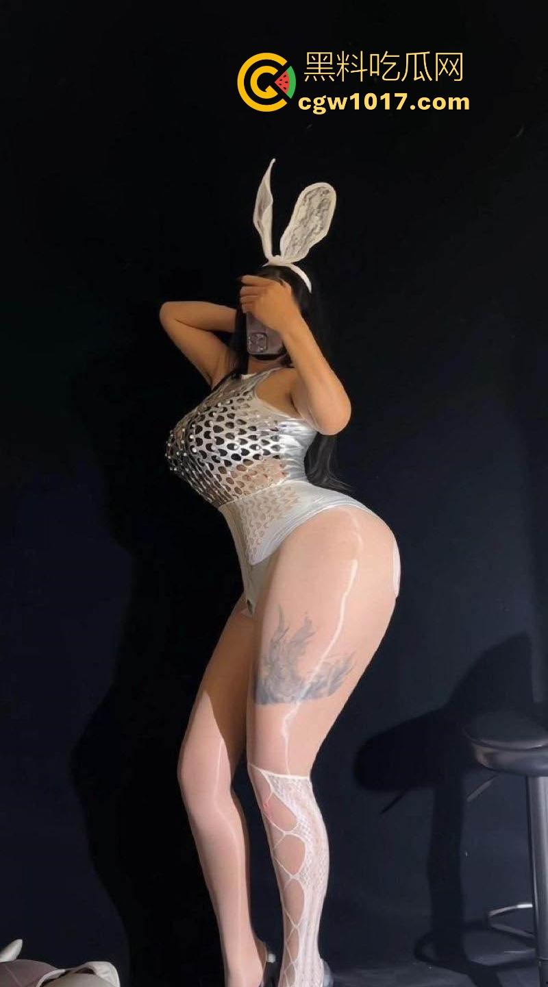 快手巨乳御姐【三撕后刑】表面丝袜美腿舞姿撩人,谁知私下是巨乳肥臀反差婊!丝袜撕裂肥臀狂摇,双人啪啪内射 。