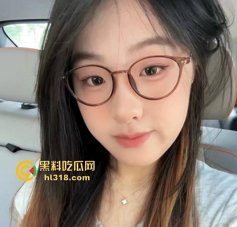 小情侣在长椅上亲密被偷拍，眼镜骚女自动骑乘，男的又是揉胸，又是抠逼的，没钱开房吗？