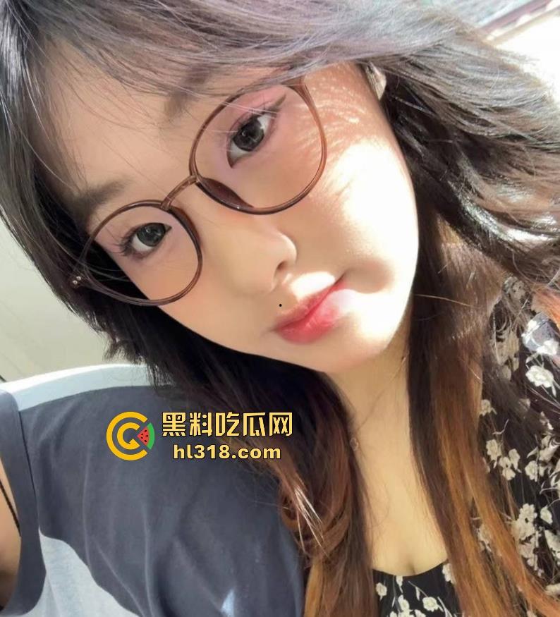 小情侣在长椅上亲密被偷拍,眼镜骚女自动骑乘,男的又是揉胸,又是抠逼的,没钱开房吗?