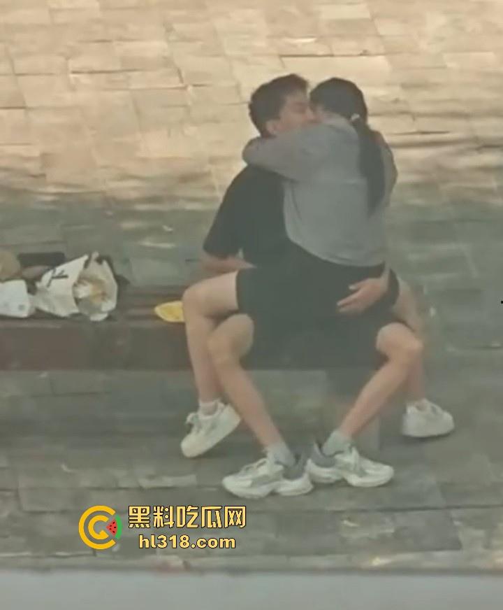 小情侣在长椅上亲密被偷拍,眼镜骚女自动骑乘,男的又是揉胸,又是抠逼的,没钱开房吗?