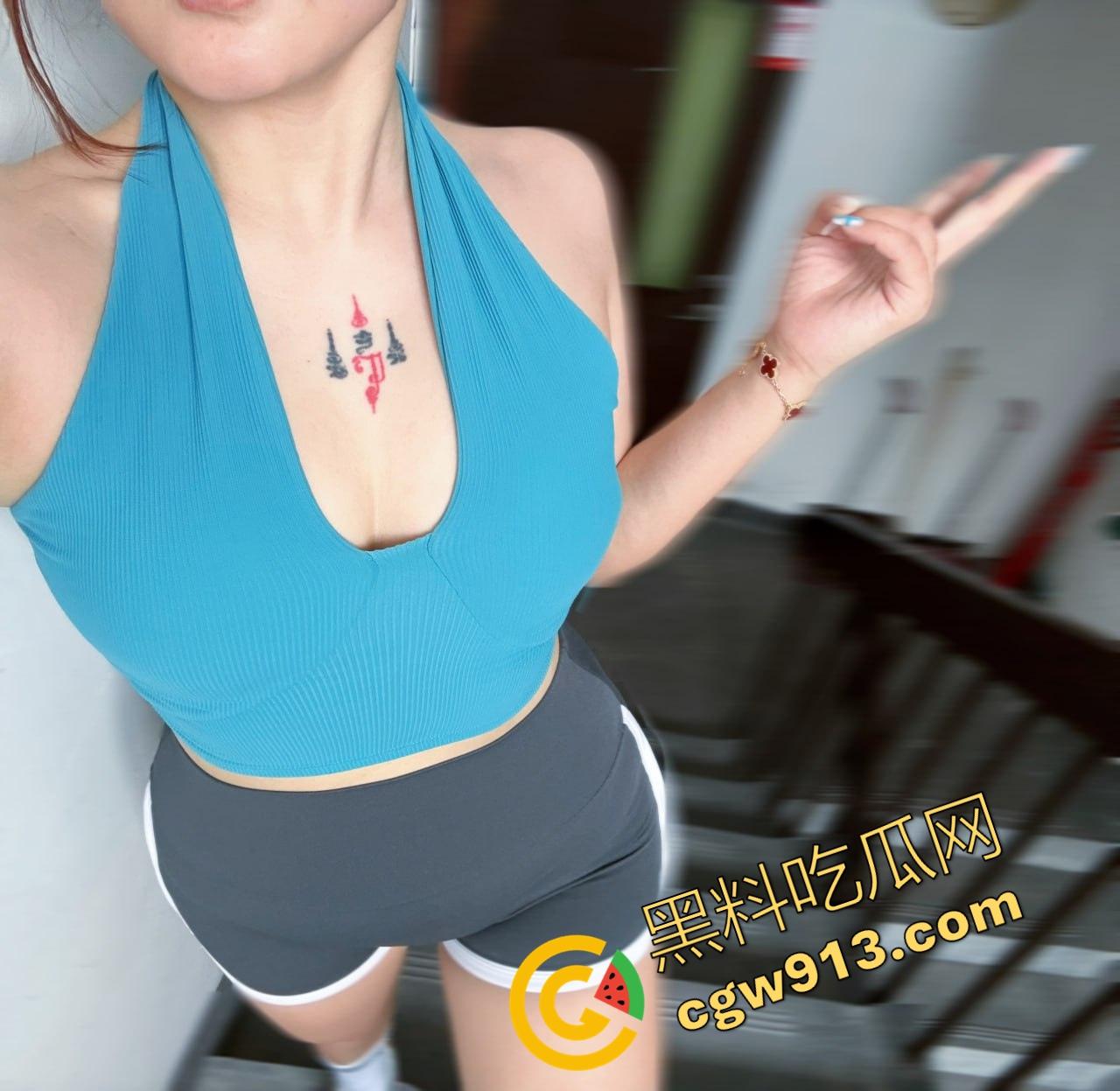 三十岁风骚已婚阿姨半夜敲我门,黑丝吊带内裤让我内射她,主动扒开骚穴让我舔,换着姿势猛干半小时!