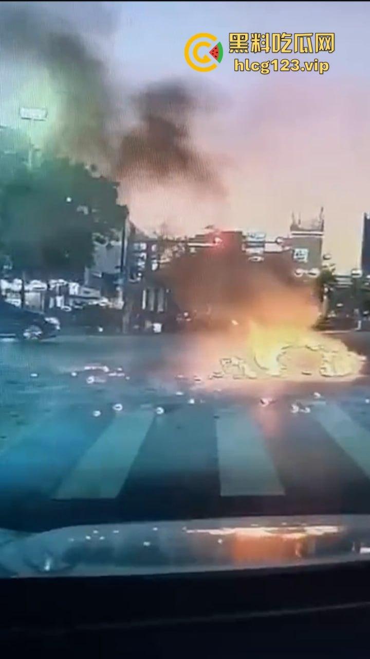 还好“滚”的快深圳龙华区一男子骑电动车突然自燃起火车主翻滚逃生
