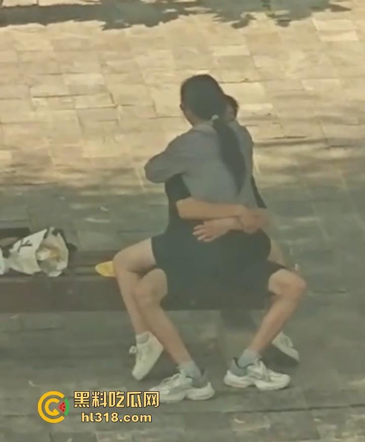 小情侣在长椅上亲密被偷拍,眼镜骚女自动骑乘,男的又是揉胸,又是抠逼的,没钱开房吗?