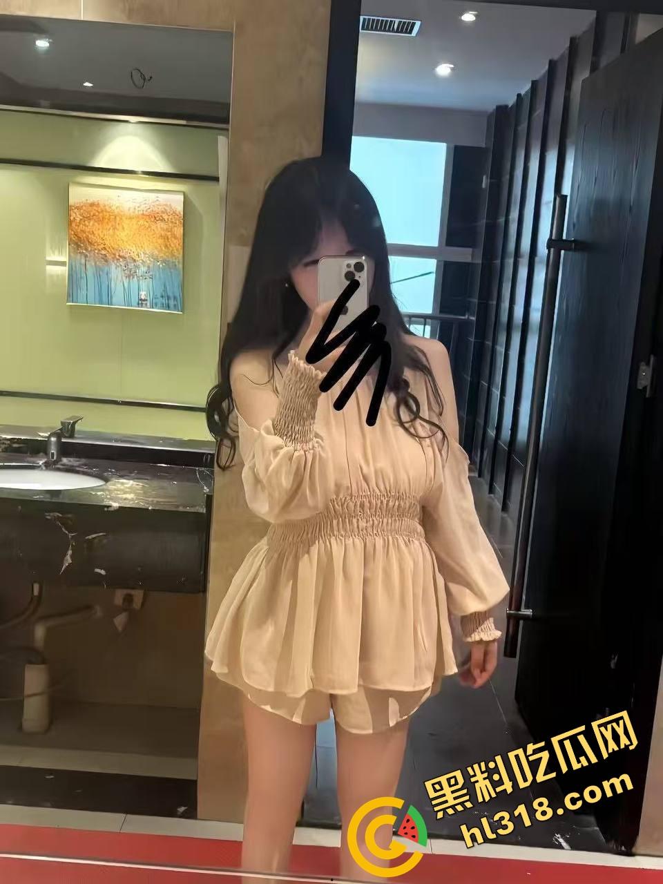 舔狗舔逼舔出大海,妹子正安静看书,下面一只舔狗正忙着库库舔逼,咸骚的味道都快飘出阅览室了!