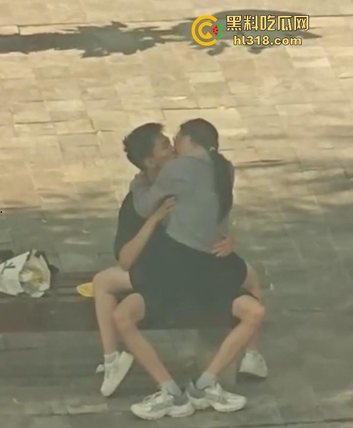 小情侣在长椅上亲密被偷拍,眼镜骚女自动骑乘,男的又是揉胸,又是抠逼的,没钱开房吗?