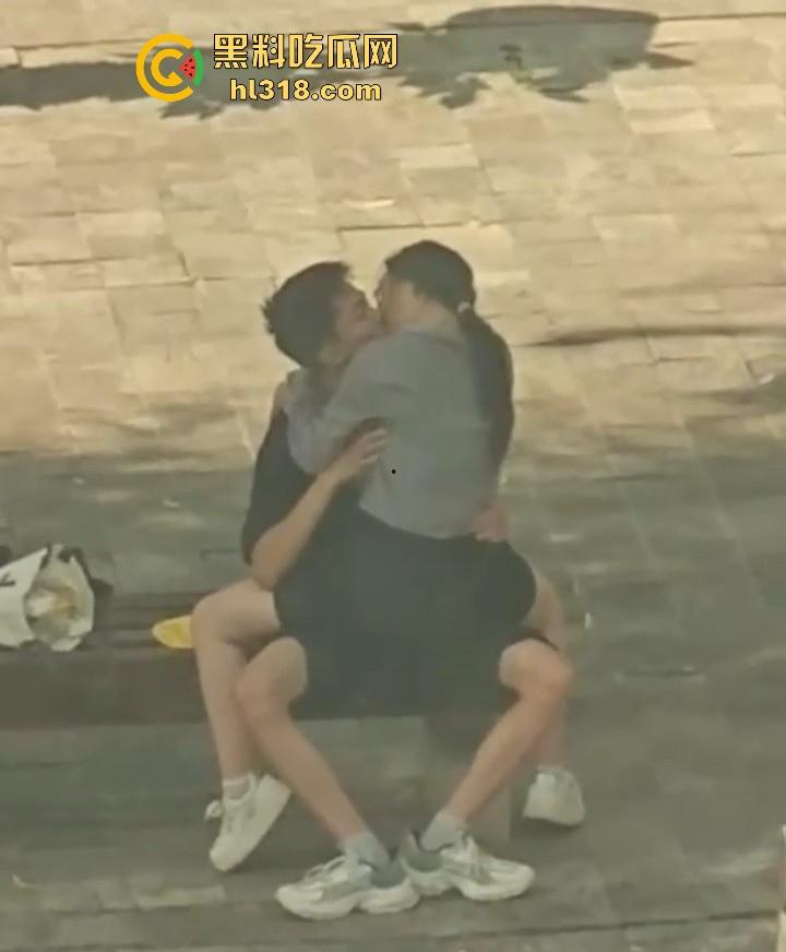 小情侣在长椅上亲密被偷拍,眼镜骚女自动骑乘,男的又是揉胸,又是抠逼的,没钱开房吗?