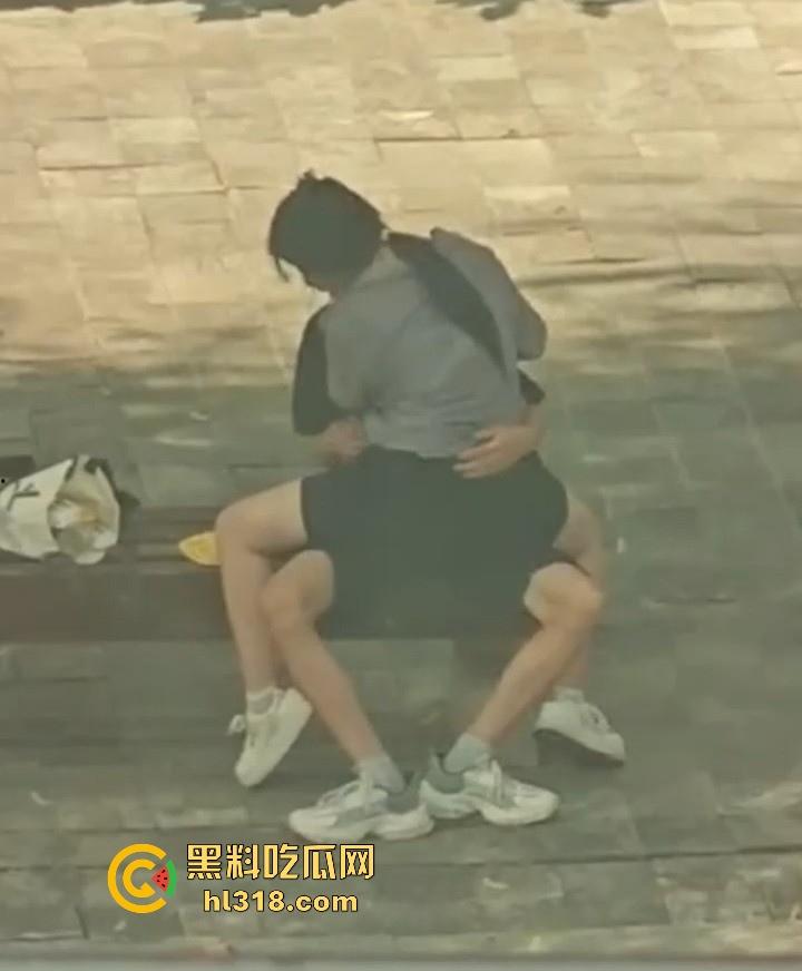小情侣在长椅上亲密被偷拍,眼镜骚女自动骑乘,男的又是揉胸,又是抠逼的,没钱开房吗?