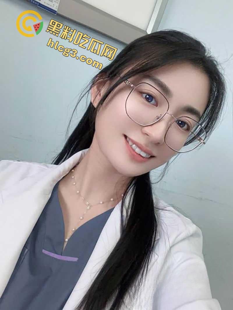 云南第一人民医院女护士『陈萍萍』为升职加薪献身科室主任 翘臀趴在办公桌上 让领导后入泄火