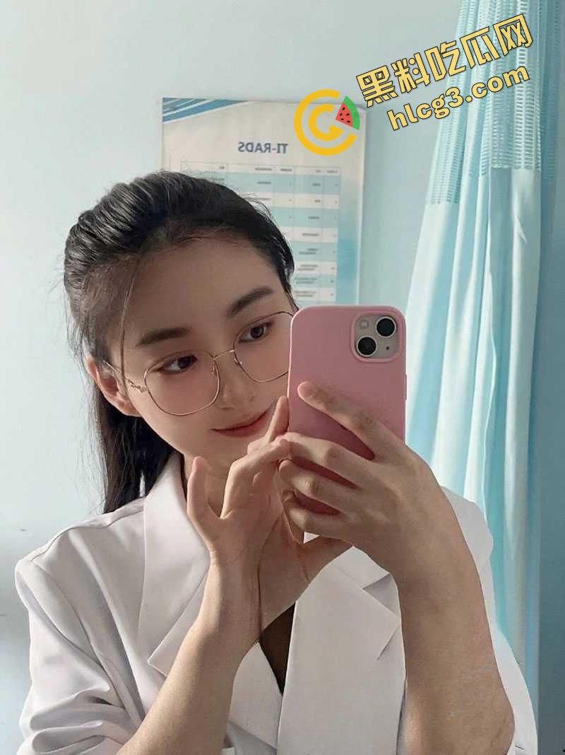 云南第一人民医院女护士『陈萍萍』为升职加薪献身科室主任 翘臀趴在办公桌上 让领导后入泄火