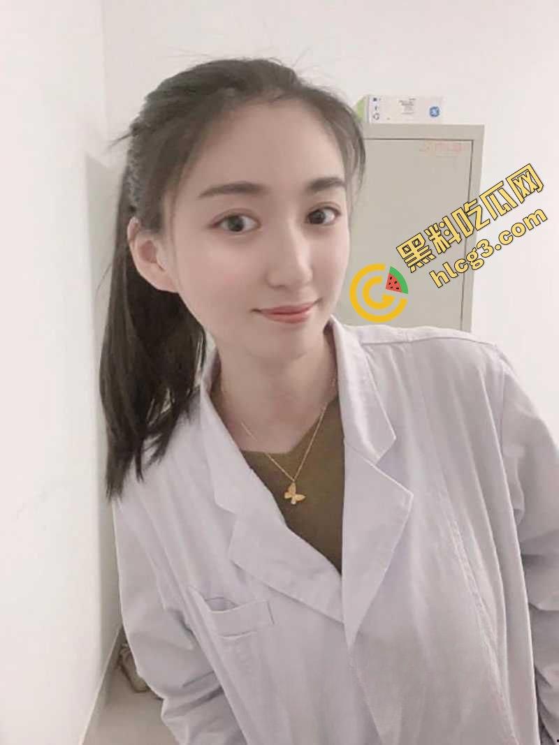 云南第一人民医院女护士『陈萍萍』为升职加薪献身科室主任 翘臀趴在办公桌上 让领导后入泄火