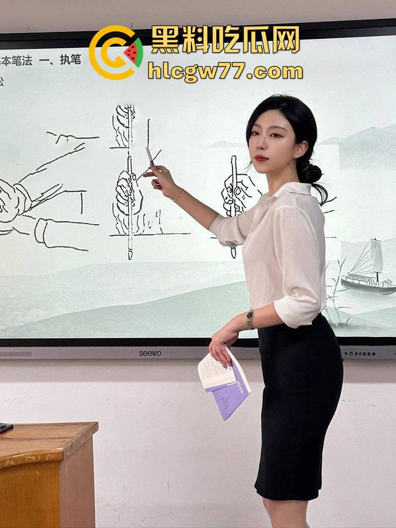 艺术书法系 黎老师 极品身材反差母狗 大奶翘臀细腰长腿 穿女仆装吃鸡挨操视频流出!