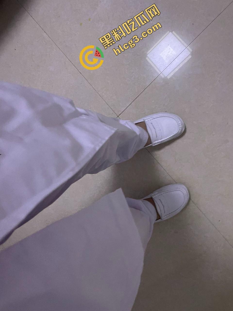 云南第一人民医院女护士『陈萍萍』为升职加薪献身科室主任 翘臀趴在办公桌上 让领导后入泄火