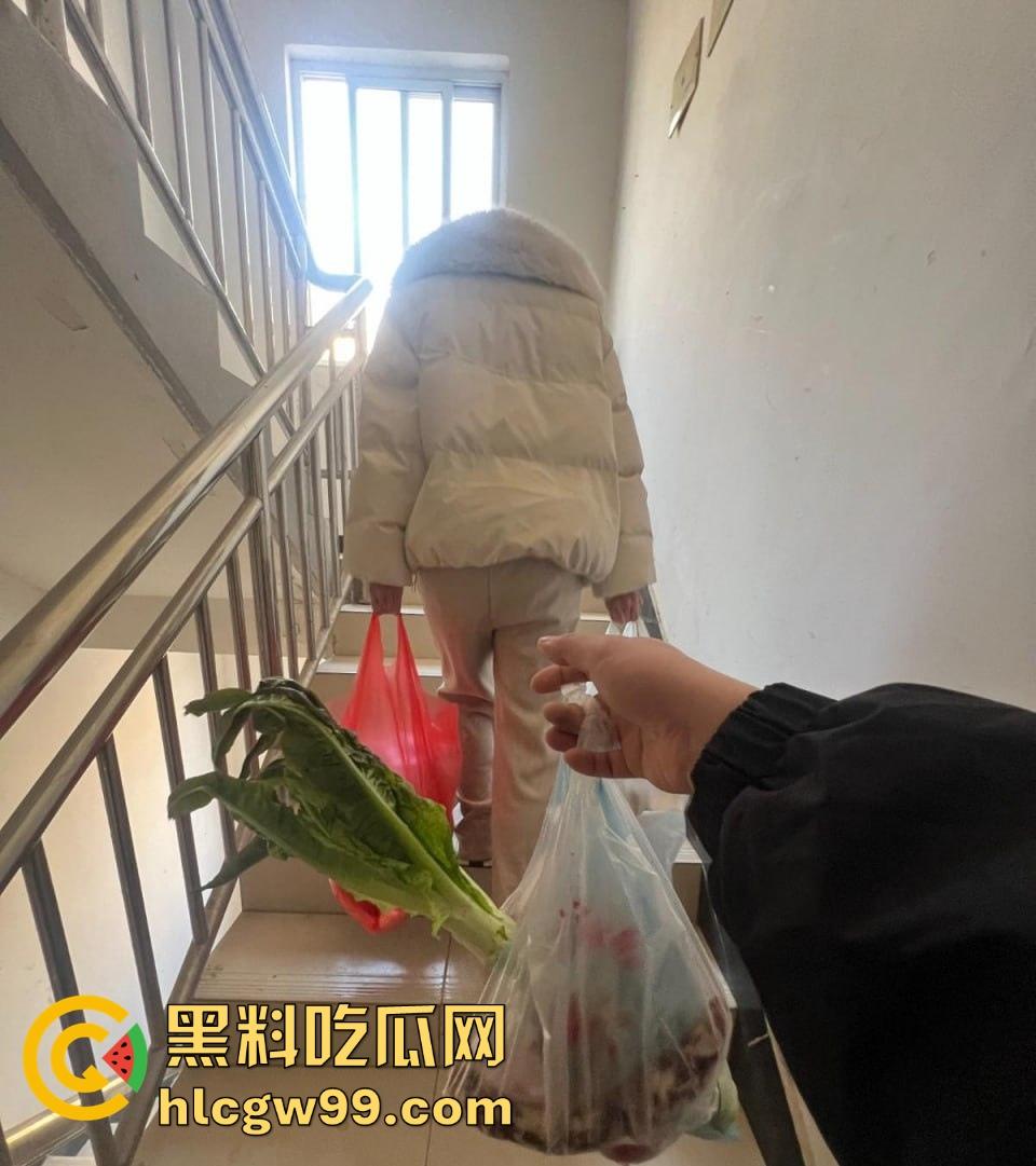 和美女妹妹同居的刺激生活，买完菜还没开始做，就在厨房把她操到腿软，水刚开小骚穴就湿透了！
