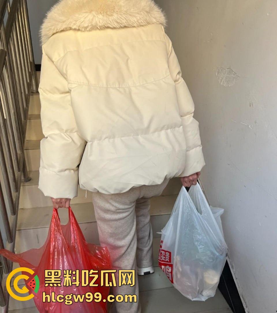 和美女妹妹同居的刺激生活,买完菜还没开始做,就在厨房把她操到腿软,水刚开小骚穴就湿透了!