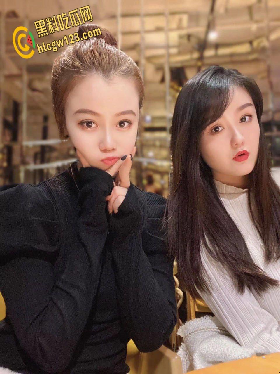 西安霓虹下双姝淫乱夜，黑丝翘臀迎猛操，娇喘挑逗谁主淫妻 !