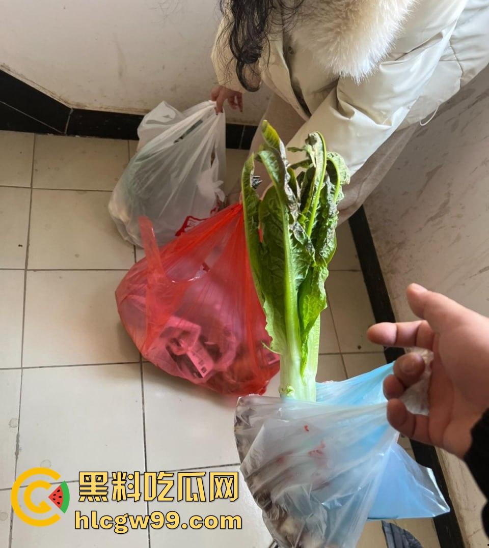 和美女妹妹同居的刺激生活,买完菜还没开始做,就在厨房把她操到腿软,水刚开小骚穴就湿透了!