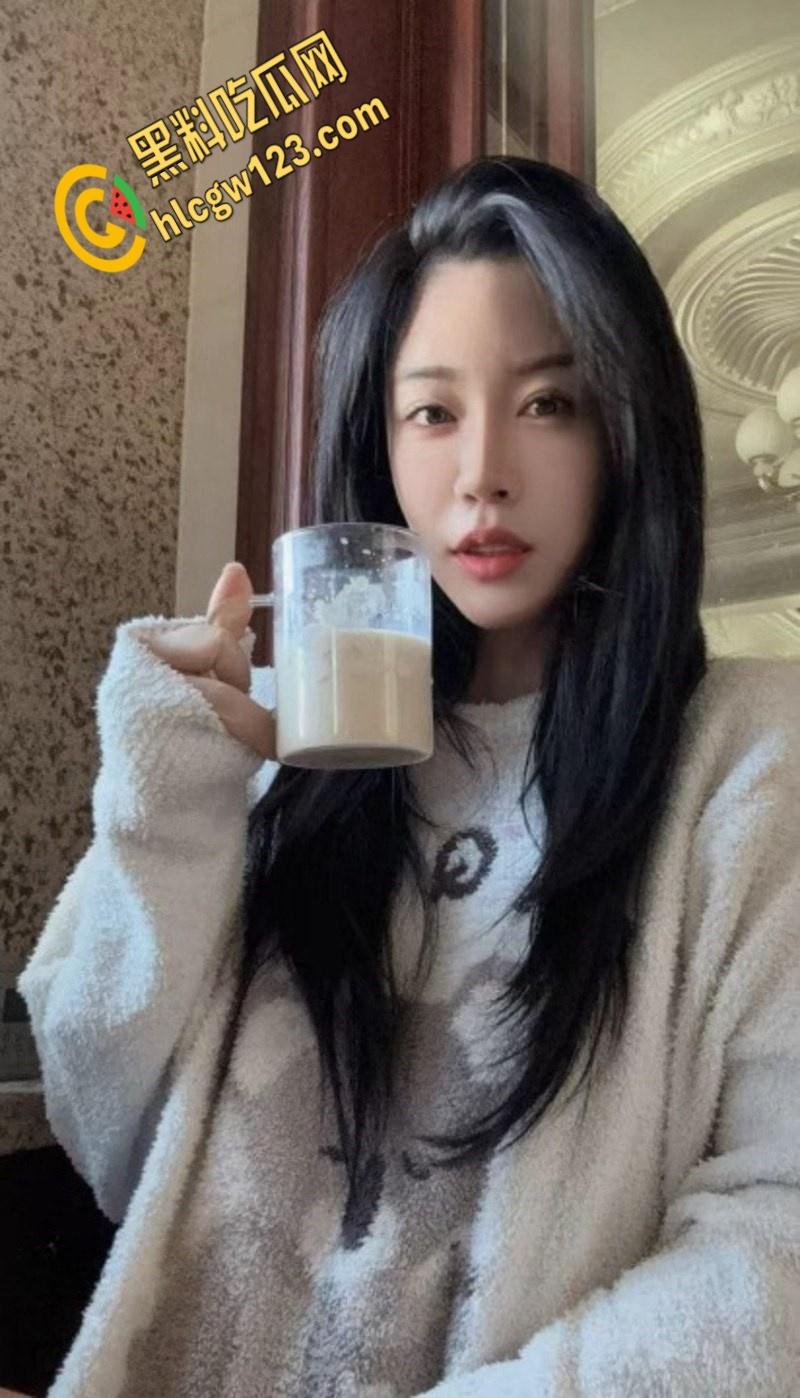 上海静安区少儿频道主持人和19岁女儿一起服侍金主视频曝光轮流吃屌被土豪爆操！