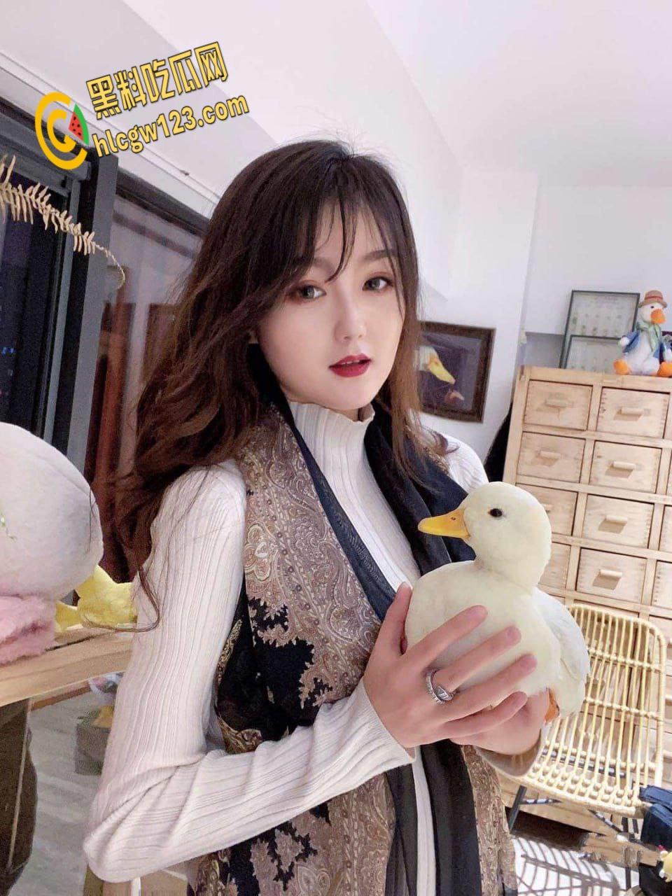 西安霓虹下双姝淫乱夜,黑丝翘臀迎猛操,娇喘挑逗谁主淫妻 !