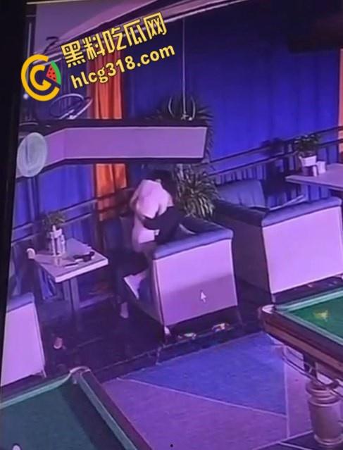 重庆一台球厅监控视频流出, 一男一女饥渴难耐,公然调情露乳,沙发掀裙激情女上!