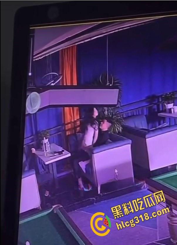 重庆一台球厅监控视频流出, 一男一女饥渴难耐,公然调情露乳,沙发掀裙激情女上!