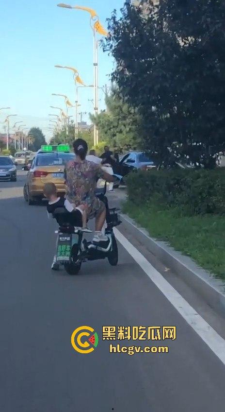 史上最猛路怒症！匕首对砍西瓜刀，手断了还往前冲！勇猛还是傻？让人看得直呼服了！