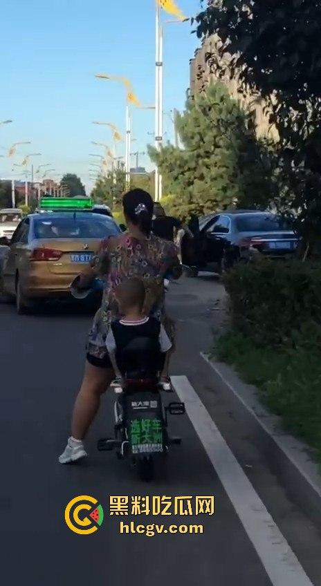 史上最猛路怒症!匕首对砍西瓜刀,手断了还往前冲!勇猛还是傻?让人看得直呼服了!